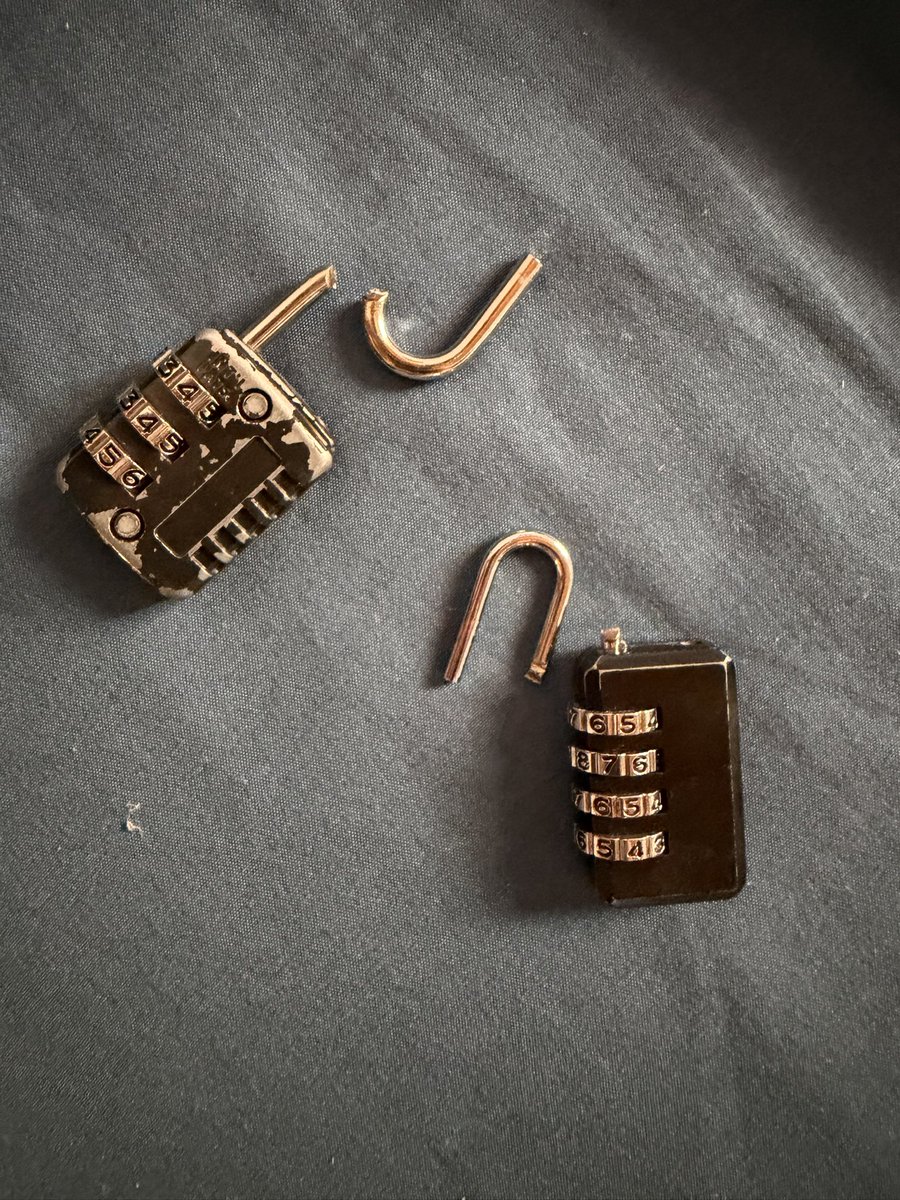 ZioMirko's tweet photo. Quando ti dimentichi la combinazione e sei costretto a rompere entrambi i lucchetti 🥲🔒🔒💥
Forse dovrei andare più spesso in palestra… o segnarmi la combinazione 😂 https://t.co/K9pi3LRWkz