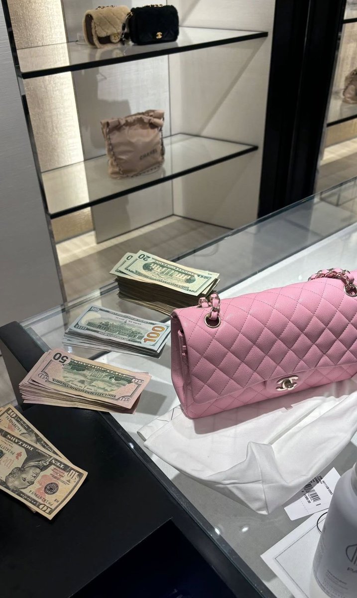 dreamyloa's tweet photo. I am a spoiled princess that always gets what she wants! 🥂🎀 https://t.co/dAOdpaqD78