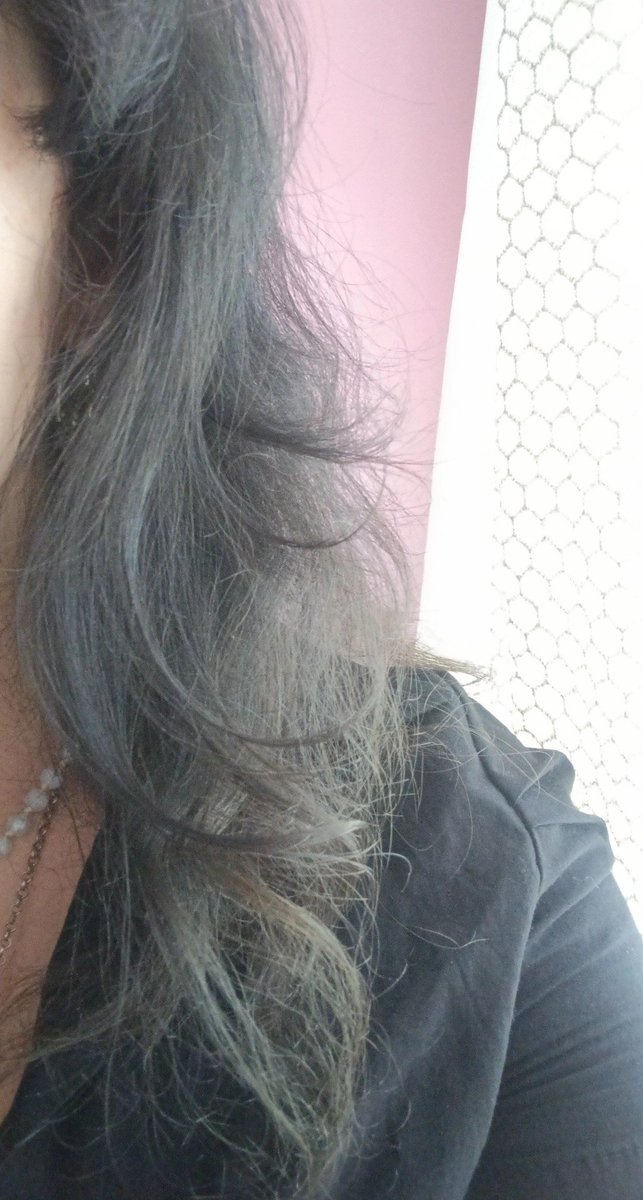 strwzcss0's tweet photo. @userone0969 olabiljrr benim gecen sene nerdeyse tum saxim acilmisti simdi asagi indi boyanan yerler bayagi bi de boyayi sacimda cok bekletmemin katkisi olabilir cunku su fotoda da birkac gun denize girince boyke yesile sariya donmustu wcici miktarını oyle gosteriym https://t.co/w2vPfCIufU