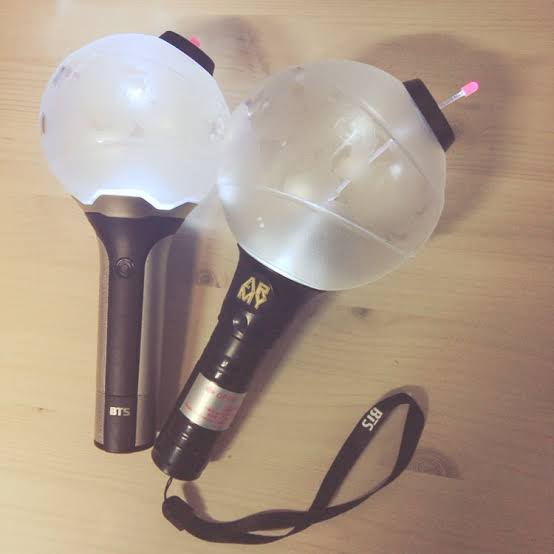 headblinktwink's tweet photo. These globes are bigger than those globes 😭 https://t.co/FrSHdKk5m9