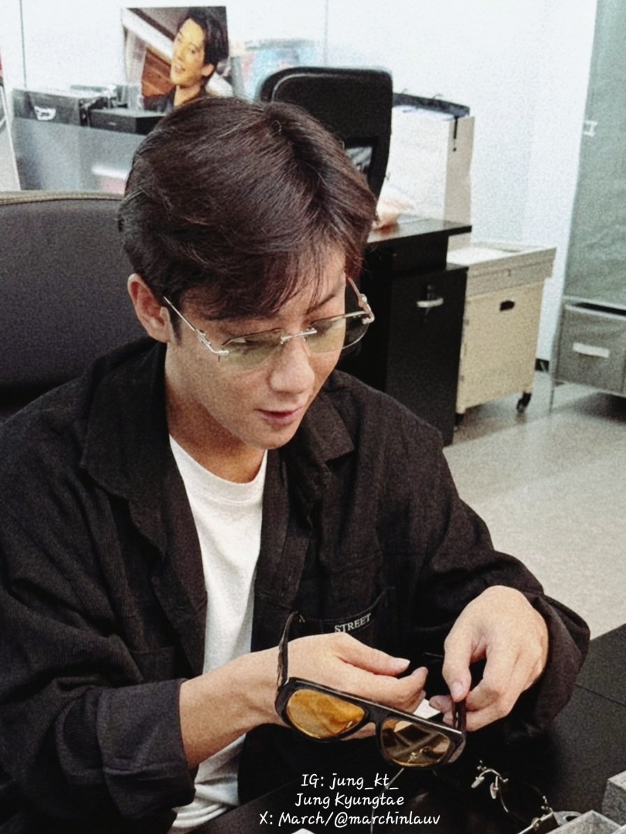 marchinlauv's tweet photo. Tinted Sunglasses 👓
อยากเห็นทุกคนใส่ออกทริป
หล่อเท่และดีต่อสุขภาพสายตา
เลนส์ย้อมสีโปร่งแสงยังมองเห็นดวงตา
ไม่ต้องห่วงว่าจะไม่สุภาพถ้าเจอแฟนคลับ
IG: jung_kt_ #พี่จอง 😎
รอคอลเลกชันใหม่นะครับ 🕶
#BCOMPLEX #TOBEYOURCOMPLETE https://t.co/pxAVirpu3w