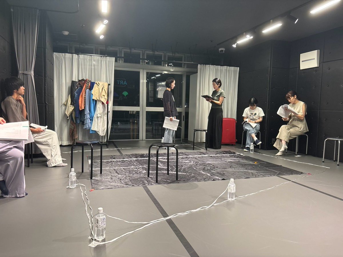 signifietext's tweet photo. ＼『百合鴎』稽古進行中！／

場面の変化や行うことを決めながら、編み、ほどき、編みつつどんどん進んでいっております。

〈チケットご予約はこちらから！↓〉

https://t.co/1cxRCkxbCa https://t.co/i4TOHUXxtP