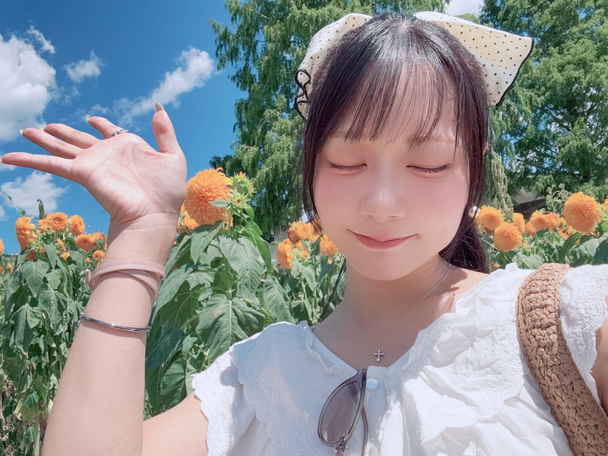 soga_sayaka's tweet photo. 向日葵見て🌻
とっても暑くって🥵
ジェラート食べて🍨
黒ケミでした🪦𝐓𝐡𝐚𝐧𝐤 𝐲𝐨𝐮 -
そりゃ疲れるわね🚶‍♀️
今日ははやく寝よう🧠 https://t.co/OGMAxRTAye