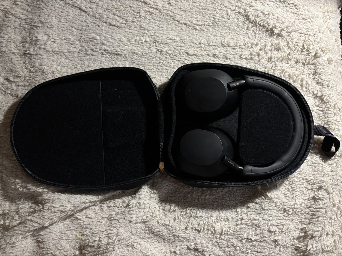 nichaxpst's tweet photo. 🎧 Sony WH-1000XM5 สีดำ
• Wireless + Noise Cancelling

อุปกรณ์ที่ได้
- กล่อง
- หูฟัง
- สาย Audio 3.5 mm, USB สำหรับชาร์ท

Price : 4,500 รวมส่ง
 
🌟ทักมาดูรูปเพิ่มเติมได้นะค้า
📍นัดรับ : บางซื่อ, วงศ์สว่าง, จตุจักร ได้ค่า 
#ส่งต่อ #หูฟังsony #หูฟัง #sony https://t.co/9jgBjIJQu1