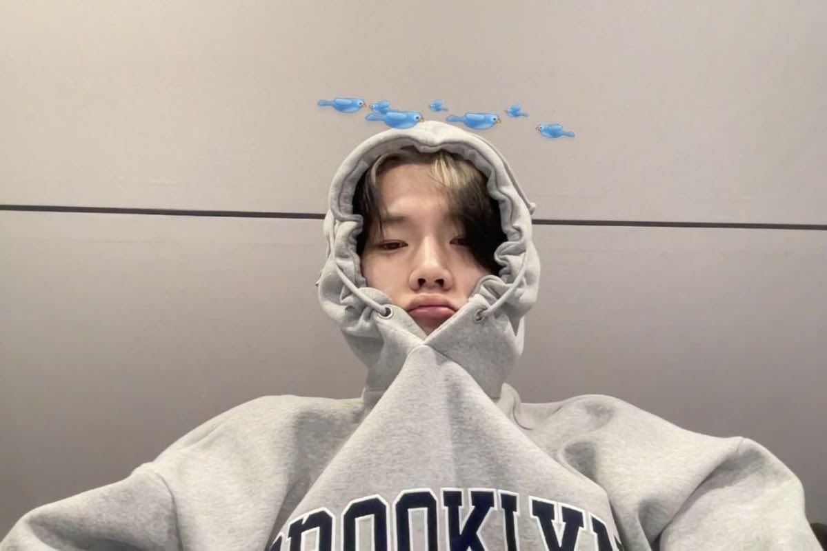 S2__osi's tweet photo. 김정수 님 맥북셀카 최근 버전으로 또 주세요 간절하게 부탁드립니다 ♡ https://t.co/gdVYSkeqE9