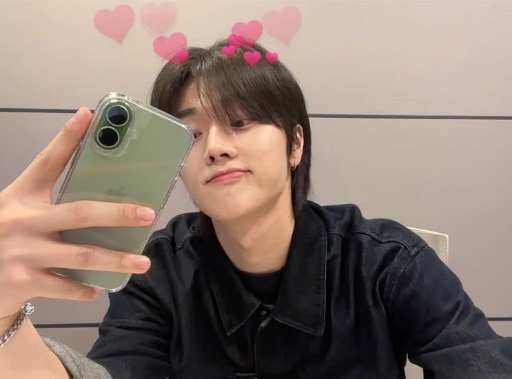 S2__osi's tweet photo. 김정수 님 맥북셀카 최근 버전으로 또 주세요 간절하게 부탁드립니다 ♡ https://t.co/gdVYSkeqE9