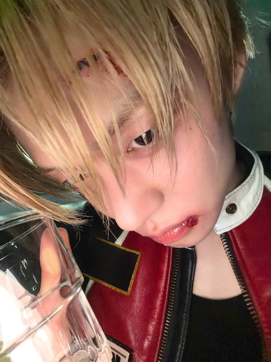 sillyjjuni's tweet photo. there’s a kitty at the door 🤨❓ https://t.co/ah03ipx4kJ