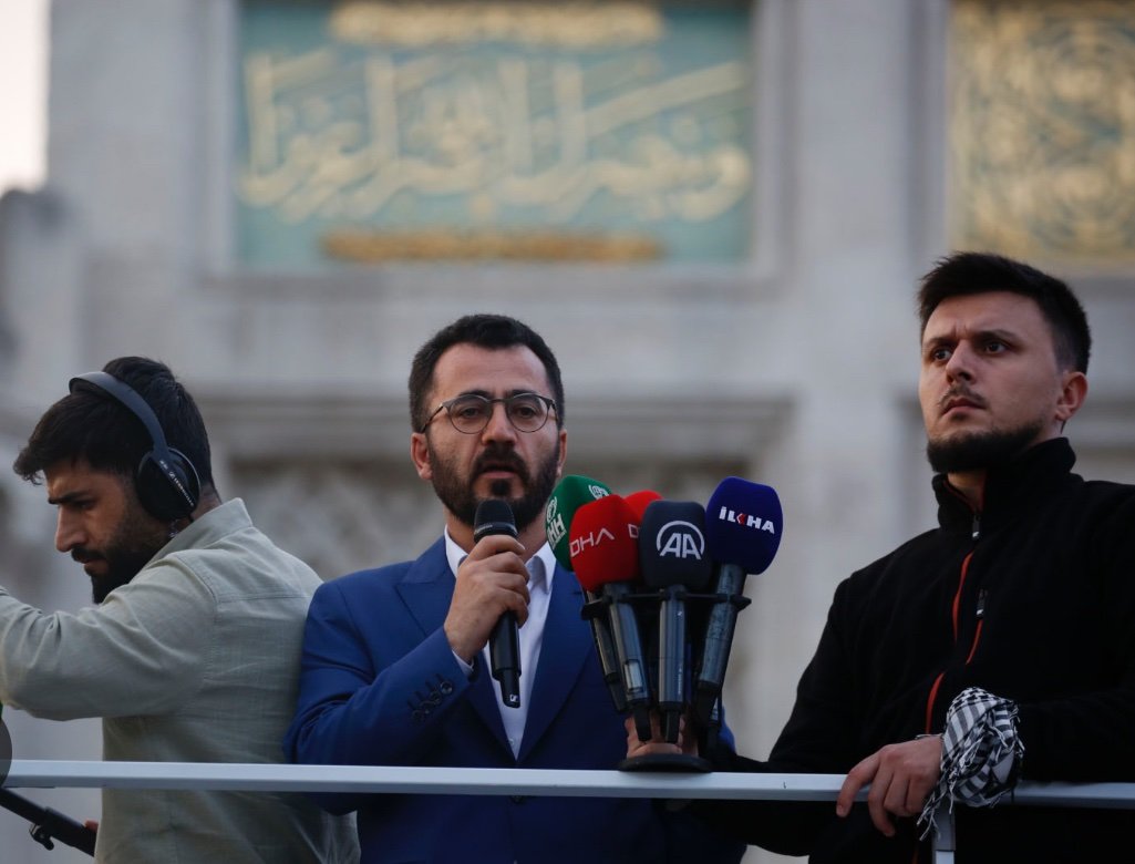 Daily_Furkann's tweet photo. 🔴MAZLUMDER Genel Başkanı Kaya Kartal, bir gün önce Cumhurbaşkanı Başdanışmanı’nın, bir cemaat lideri olan Alparslan Kuytul Hoca’yı X üzerinden gözaltına aldırmakla tehdit etmesi ve sonrasında yaşananları değerlendirdi;

“Furkan Vakfı operasyonu hakkında…

Cumhurbaşkanı Başdanışmanı ünvanını kullanan Oktay Saral’ın, hemen her satırında müstağnilik kokan “devletten büyük güç yoktur” içerikli ve “Senin de suyun yeterince ısındı Kuytul! Akıllanmamışsın, sıra sana da gelecek!" vurgulu paylaşımından sonra Furkan Vakfına operasyon yapıldı, Kuytul ailesi ve onlarca kişi gözaltına alındı.

Yürütmenin yargıya açık müdahalesi niteliğinde olan bu paylaşım, silinmiş de olsa yargıyı etkilemeye yöneliktir.

Yargının böyle bir tehdit sonrası 24 saat geçmeden harekete geçtiği bir ülkede kimse kişi özgürlüğü ve güvenliğinden bahsedemez.

Yazık…”