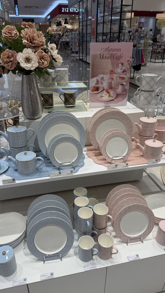 nya3ri's tweet photo. Francfrancの店舗にあったチェックと
ツイードの食器がめちゃくちゃ可愛かった、、、 https://t.co/LSfS8XmLrq