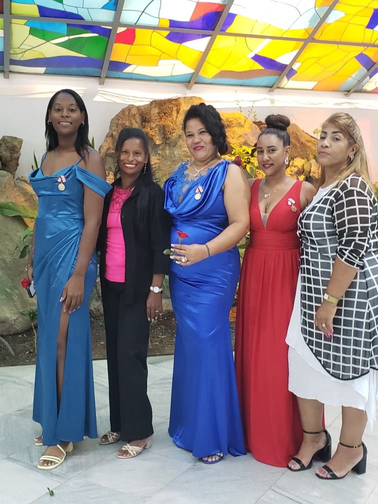 CEPStgo_Cuba's tweet photo. #CENCuba/ 🇨🇺
Yusnaiky Mejías Alba, presidenta del Consejo Electoral Municipal de San Luis recibió la Distinción 23 de agosto https://t.co/qg5Emkb4r0