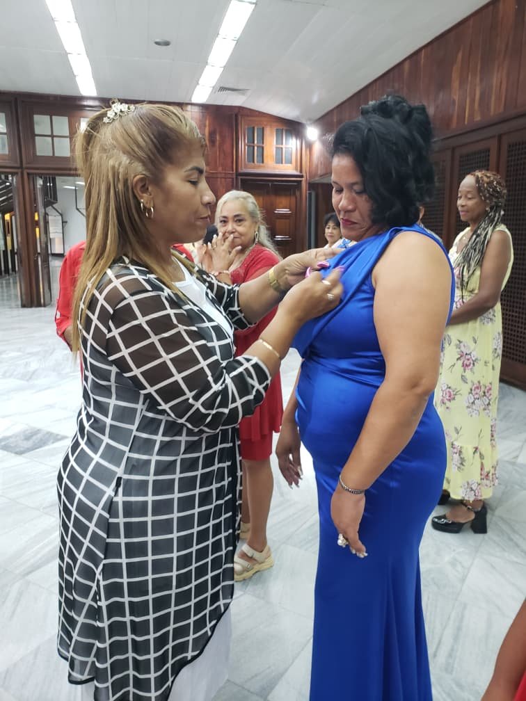 CEPStgo_Cuba's tweet photo. #CENCuba/ 🇨🇺
Yusnaiky Mejías Alba, presidenta del Consejo Electoral Municipal de San Luis recibió la Distinción 23 de agosto https://t.co/qg5Emkb4r0