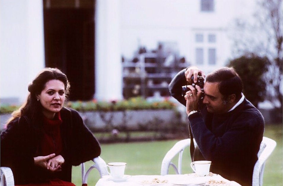 cannediicee's tweet photo. pov: your husband is your personal photographer, who's also the prime minister of india! 💅 https://t.co/Ces38hKnI6
