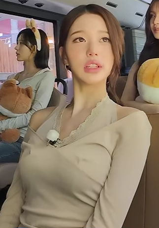 cheloset's tweet photo. 링크를 통해 일부 수수료를 받습니다 ⟡˙⋆

໒꒱‧260818 아이브 장원영 옷 정보 손민수₊˚✩
🔗 https://t.co/uBUle7IUuI
✪ 플리즈노팔로우
🏷️ Amelia Lace Halter Long Sleeve Top (Skin Beige)

#장원영 #JANGWONYOUNG #아이브 #IVE https://t.co/2tHXoXbSNl