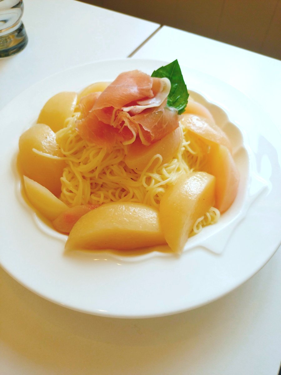 ChizuruECHIGO's tweet photo. 🍑桃と生ハムの冷製パスタ🍝
やっといただきに行けました！
オシャレな味がしました⟡.*
いつもありがとうございます♡
@ninoheyoshino
#カフェレストランよしの #桃と生ハムの冷製パスタ #越後農園 #まどか #桃 https://t.co/1o17ZYEgbj