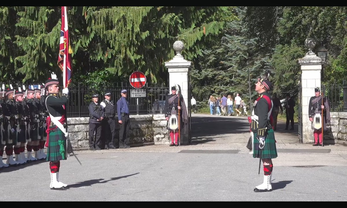 Huriye's tweet photo. Very sweet to see the Tindalls and Phillips Families walk up from the Castle to the Gates of Balmoral yesterday to watch the Welcoming Ceremony for The King, then return on foot. Very much on holiday in leisure wear. 🥰 https://t.co/NPxPpCdpWZ
