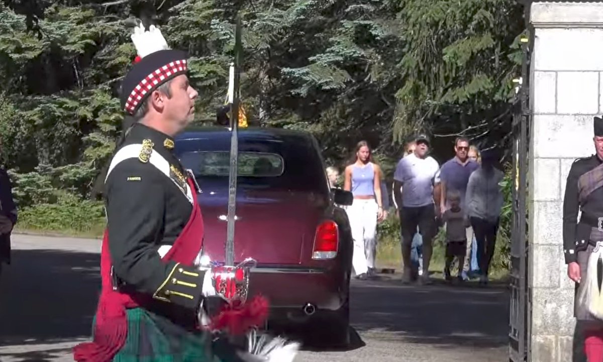 Huriye's tweet photo. Very sweet to see the Tindalls and Phillips Families walk up from the Castle to the Gates of Balmoral yesterday to watch the Welcoming Ceremony for The King, then return on foot. Very much on holiday in leisure wear. 🥰 https://t.co/NPxPpCdpWZ
