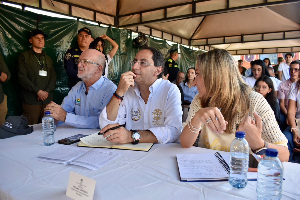 jrestrp's tweet photo. Estamos en Chinchiná, escuchando directamente a la comunidad, a las familias afectadas por el terremoto y a los comerciantes que necesitan respuestas.

Desde el PMU coordinamos con las autoridades locales las acciones para iniciar cuanto antes la reconstrucción del municipio, recuperar las viviendas y la infraestructura afectada y apoyar la reactivación del comercio.

Como nos ordenó el Presidente @ABDELAESPRIELLA la reconstrucción empieza aquí, en el territorio, escuchando a la gente y actuando frente a sus necesidades.