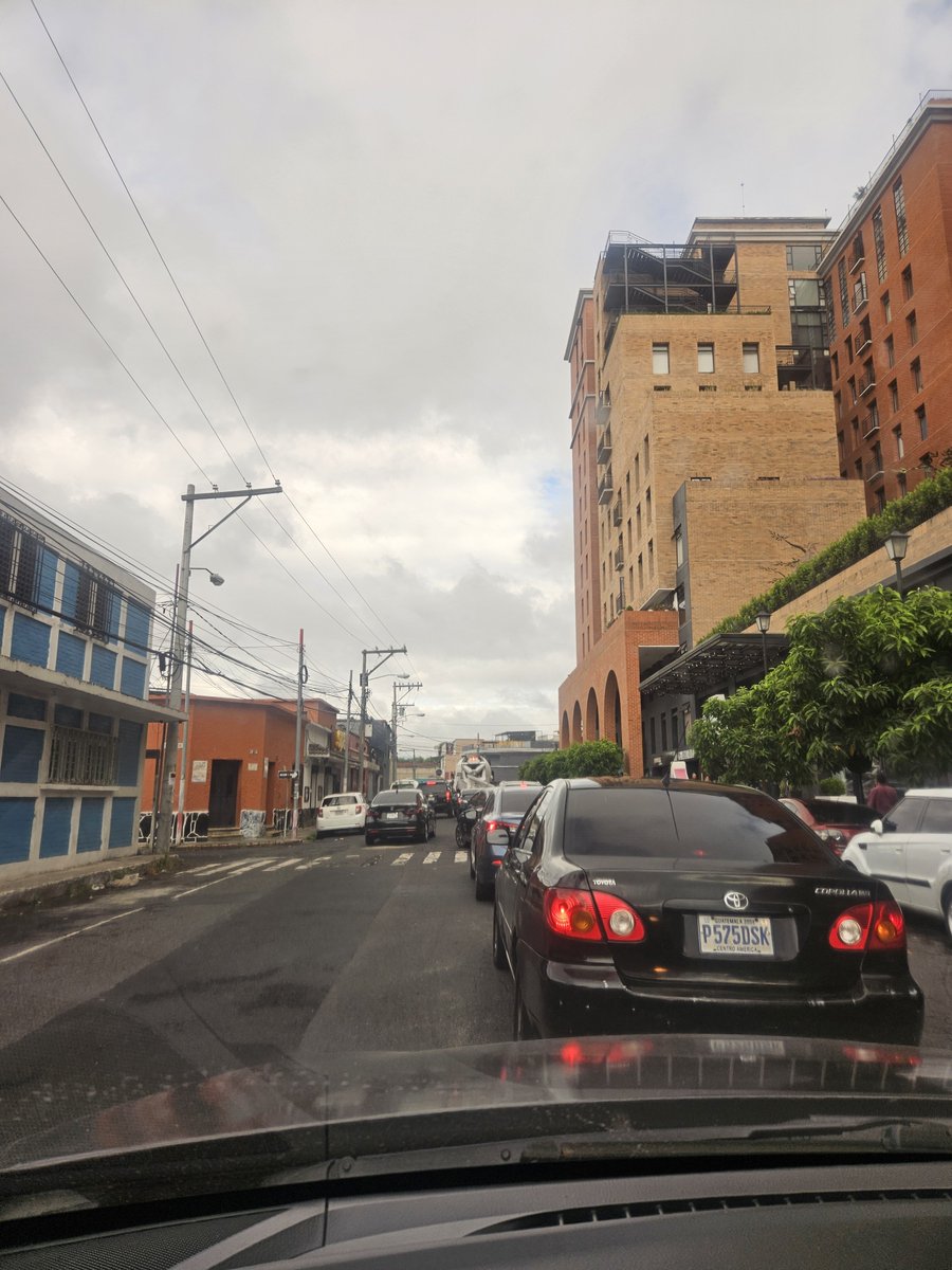 Jakylo_k's tweet photo. Día 4 del reversible más tonto que hay en la "ciudad del futuro" casi media hora para transitar 10 cuadras https://t.co/ONnAasuHIC