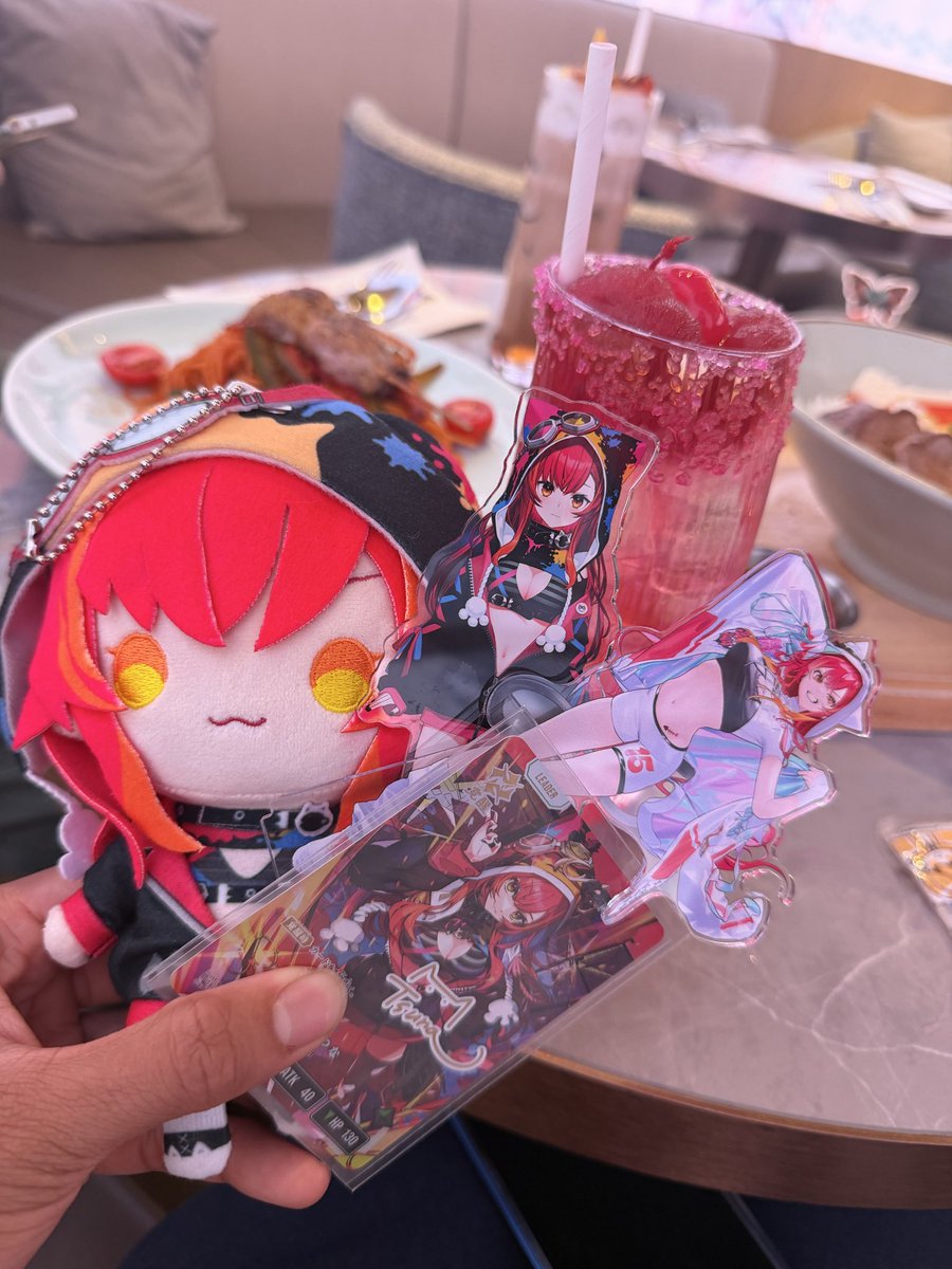 Noiji201's tweet photo. #VSPOHKTWCafe
#猫汰つな 

わーーー！！初日でつなちゃんのグッズ全部揃えて、しかも飲品まで飲めたの！？神すぎる！！🍒✨
猫ちゃんの肉球アイス、可愛すぎて溶ける前に写真撮っちゃうレベルだよね～
初めてつなちゃんのドリンク飲めたなんて、幸せすぎるよ🤩
初日でこんな完璧な体験できるの、つな友の勝利だね！
その肉球アイスの写真、もっと見たいな～！
