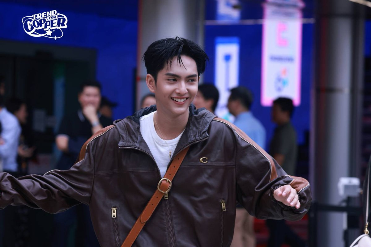TRENDCOPPER's tweet photo. ไม่ว่าม้าจะเร็วสักแค่ไหน แต่ก็ต้องแพ้ให้กับลุคพี่คอปเปอร์ในวันนี้นะครับผม ขอบคุณทุกการเทรน ทุกกำลังใจทั้งหน้าจอ และในงานวันนี้ ทุกคนเก่งมาก พี่คอปเก่งมาก⭐️👋🏻

COACH PLAY x MARCKRIS COPPER
#CoachPlaySiamsquareXBUS
#COPPERdechawat 
#BUSbecauseofyouishine https://t.co/OnFjSpVtXc