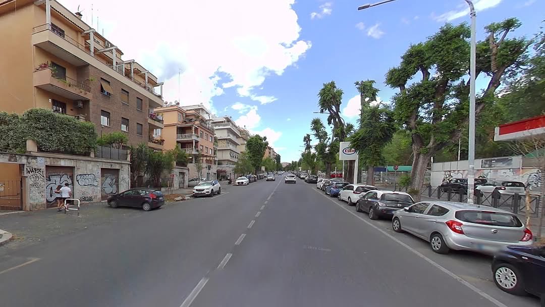AnonymaticaSRL's tweet photo. NO, NON CE LO CHIEDEVA IL PNRR.

Da qualche giorno circola una spiegazione piuttosto comoda: a Roma si sarebbero abbattuti e sostituiti in fretta migliaia di alberi perché “c’erano i fondi del PNRR”, con scadenze strette e poco margine di scelta.
Peccato che, 𝗽𝗲𝗿 𝗴𝗹𝗶 𝗶𝗻𝘁𝗲𝗿𝘃𝗲𝗻𝘁𝗶 𝗱𝗲𝗹𝗹’𝗔𝗰𝗰𝗼𝗿𝗱𝗼 𝗤𝘂𝗮𝗱𝗿𝗼 𝗱𝗶 𝗰𝘂𝗶 𝘀𝘁𝗶𝗮𝗺𝗼 𝗽𝗮𝗿𝗹𝗮𝗻𝗱𝗼, 𝗶𝗹 𝗣𝗡𝗥𝗥 𝗻𝗼𝗻 𝗰’𝗲𝗻𝘁𝗿𝗶.
Valutazioni, potature, abbattimenti, deceppamenti e nuove messe a dimora ricadono in larga parte nell’Accordo Quadro triennale da 100 milioni per la cura del verde di Roma finanziato dal Dipartimento Tutela Ambientale.
Il PNRR finanzia invece – fra le altre cose – progetti di forestazione urbana e periurbana: altra storia, altri luoghi, altri obiettivi.
ㅤ
Quindi: Roma era costretta dal PNRR ad abbattere e ripiantare in fretta? No. Come ha scelto di programmare il rinnovo delle proprie alberature stradali?
Una strada diversa era già scritta nel Regolamento del Verde di Roma Capitale: programmazione pluriennale, verifica scientifica delle condizioni degli alberi, rinnovo graduale e conservazione degli esemplari ancora sicuri, vitali e stabili.
In altre parole: conoscere prima, conservare dove possibile, mettere in sicurezza, sostituire progressivamente ciò che davvero non è recuperabile e programmare per tempo il nuovo impianto.
ㅤ
Quando però si è trattato di conoscere e gestire lo stato delle alberature, 𝗥𝗼𝗺𝗮 𝗻𝗲 𝗵𝗮 𝗲𝘀𝘁𝗲𝗿𝗻𝗮𝗹𝗶𝘇𝘇𝗮𝘁𝗼 𝗾𝘂𝗮𝘀𝗶 𝗶𝗻𝘁𝗲𝗴𝗿𝗮𝗹𝗺𝗲𝗻𝘁𝗲 𝗶𝗹 𝗰𝗶𝗰𝗹𝗼 𝗼𝗽𝗲𝗿𝗮𝘁𝗶𝘃𝗼: a valutare gli alberi sono tecnici incaricati dagli stessi operatori economici che eseguono poi gli interventi, contabilizzati e remunerati a misura.

Certo questo non dimostra che una singola perizia sia sbagliata o che un singolo abbattimento sia ingiustificato. Ma pone una domanda molto semplice che stupisce dover esplicitare:
dov’è la verifica dall’impresa esecutrice, se chi valuta opera per chi eseguirà l’intervento e le lavorazioni vengono pagate a misura?
ㅤ
Quando i cittadini chiedono di vedere le perizie viene spiegato loro che devono fidarsi dei tecnici. Quando invece si tratta di mantenere dentro l’Amministrazione la conoscenza necessaria a governare il proprio patrimonio, quella competenza diventa improvvisamente qualcosa da appaltare.
ㅤ
E arrivano gli effetti.

Gli alberi adulti scompaiono in poche ore. I nuovi esemplari avranno bisogno di molti anni per costruire una chioma comparabile, sempre ammesso che attecchiscano: nei casi che stiamo osservando compaiono molte fallanze, sostituzioni reiterate e giovani alberi in sofferenza o con criticità evidenti fin dalla messa a dimora.

Piantare però non equivale a far crescere, e mettere a dimora un nuovo albero non significa aver compensato quello che si è perso. Un giovane albero e una grande chioma adulta potranno valere entrambi “1” in una tabella, ma non restituiscono la stessa ombra, lo stesso raffrescamento, lo stesso habitat, lo stesso paesaggio, e soprattutto non li restituiscono nello stesso tempo.

Un albero, e ancor più un’alberata, sono strutture dello spazio urbano: danno forma alla strada, ne cambiano la percezione e nel tempo entrano nella memoria del quartiere. Quando non ci sono più non si perde solo una certa quantità di verde. Si cambia quel paesaggio per decenni, talvolta in modo irreversibile.
ㅤ
Quindi il punto non è essere “contro gli abbattimenti”: gli alberi realmente pericolosi vanno messi in sicurezza e, quando non esistono alternative ragionevoli, rimossi.

Il punto è sapere:

quanti alberi potevano essere conservati o messi in sicurezza?
quali richiedevano davvero una sostituzione immediata?
chi lo ha stabilito e controllato?
Quale paesaggio futuro stiamo costruendo?
ㅤ
1/2