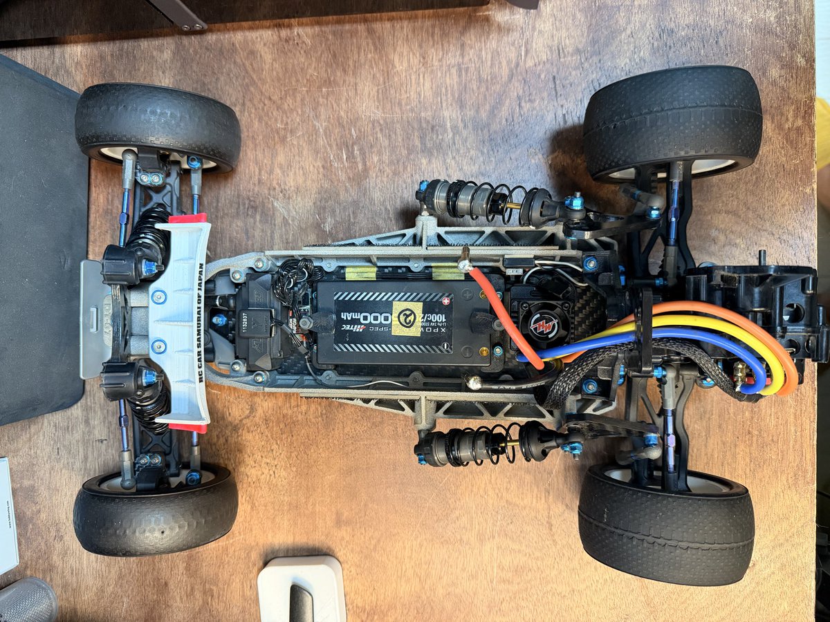 York1297188's tweet photo. リヤのトーインアップライト着弾!
正確に測れるジグが無いけど、計算上はコレで3.3度になっているはず…
うーん、速く走らせたい😆
#DT07D https://t.co/3iooXWLzcy