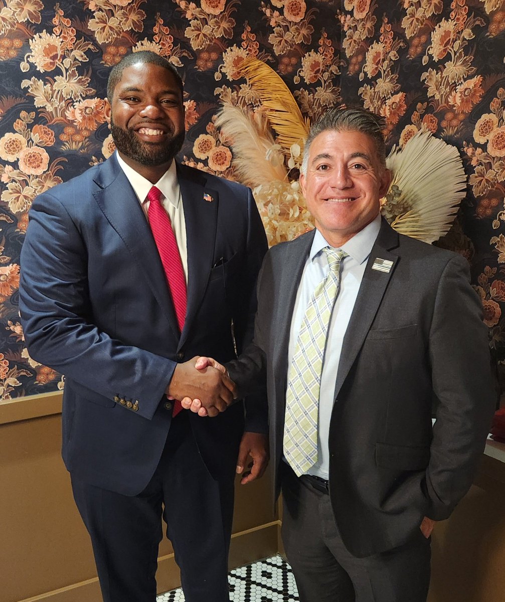 ChuckAmuck38's tweet photo. Congratulations to the next Governor of the great state of FL, @ByronDonalds! https://t.co/5N7rI8FdkJ