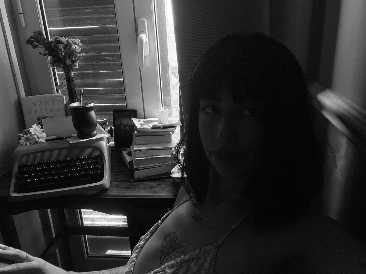 correspondencya's tweet photo. una chica y su segunda máquina de escribir !🕯️💌💐 https://t.co/qhd8303iCk