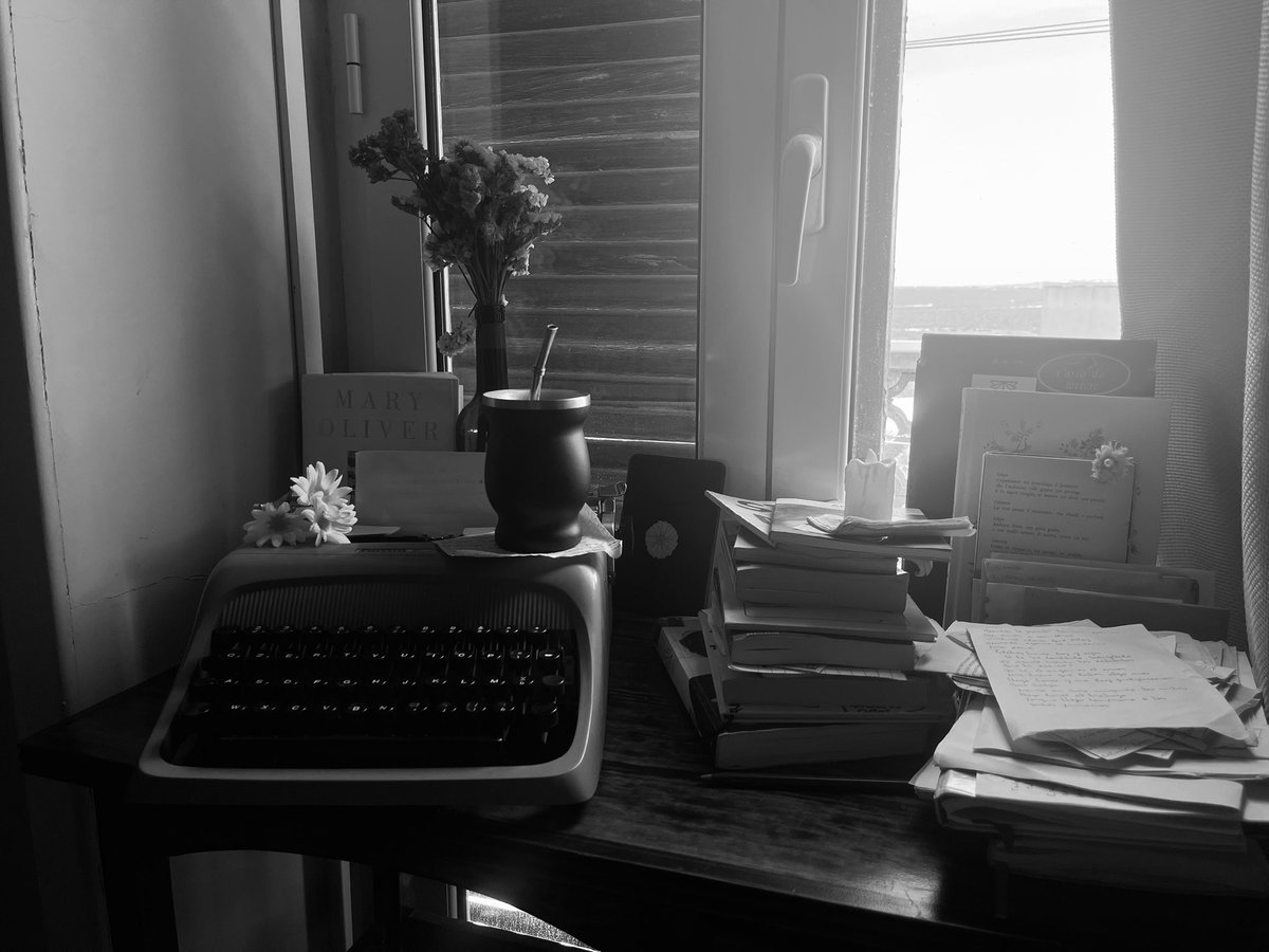 correspondencya's tweet photo. una chica y su segunda máquina de escribir !🕯️💌💐 https://t.co/qhd8303iCk