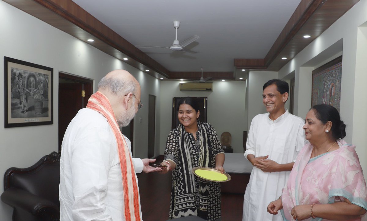 nityanandraibjp's tweet photo. आज माननीय गृह एवं सहकारिता मंत्री आदरणीय अमित शाह जी का मेरे दिल्ली स्थित आवास पर शुभागमन हुआ। शुभागमन हमारे लिए भावुक पल था। https://t.co/wYRZj8337m