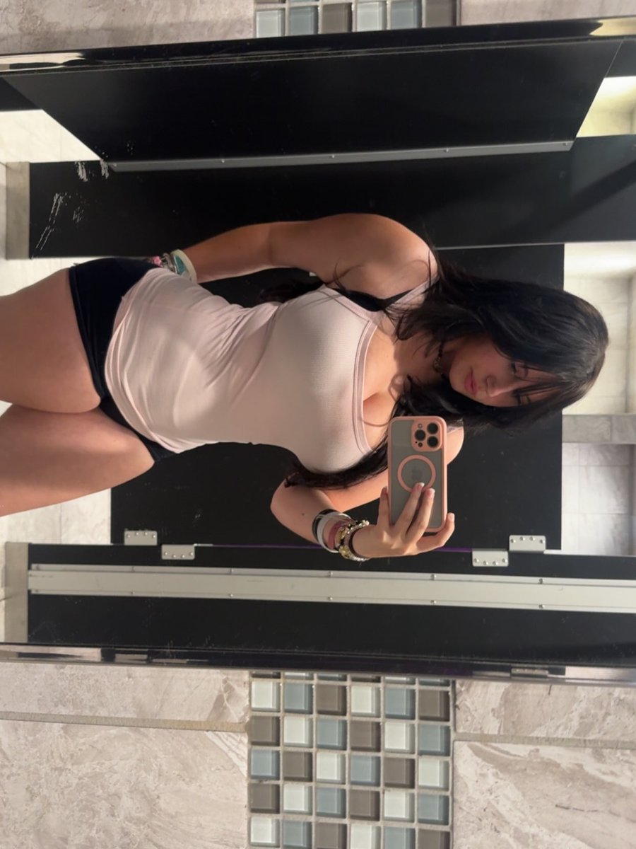 riiyaps's tweet photo. A random gym girl vs mike tyson, who will win?? https://t.co/3158pTngoK