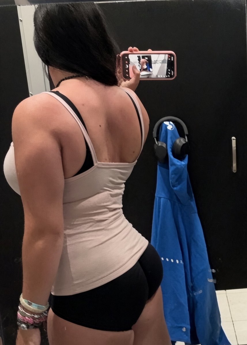 riiyaps's tweet photo. A random gym girl vs mike tyson, who will win?? https://t.co/3158pTngoK