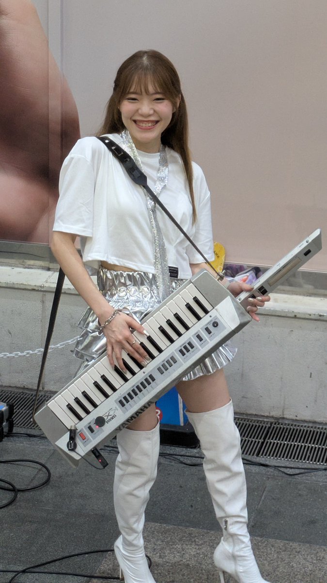 finalchance39's tweet photo. @aika0loveflower 暑い中、お疲れ様でしたん🥰
愛花ちゃん、ショルキー🎹持ってるけど弾いたのかな🤣🤣
#なんばセンター街商店街 #LiVEEFFECT #crescentの花 #魅せるクレッセント2026 #愛花 #西岡健 https://t.co/LRN94em4f8