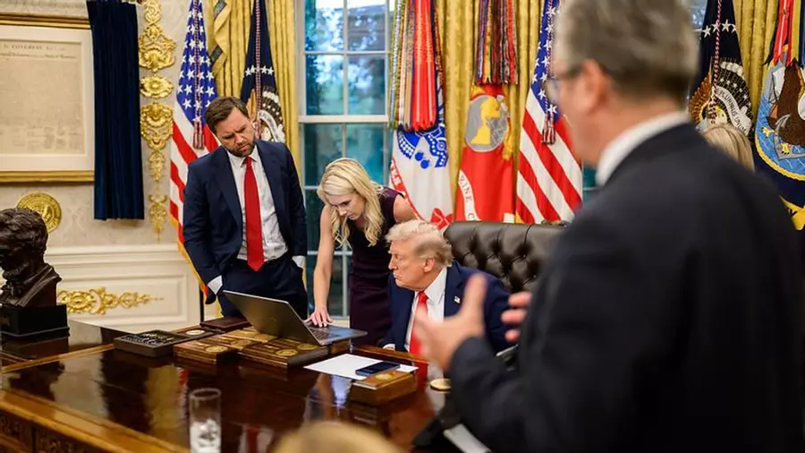 leonromu's tweet photo. Oye y Natalie Harp salió arrancando en el camión de catering con @realDonaldTrump o la dejó arriba del Air Force One, como otra de las conejillos de india https://t.co/RGA048x2w7