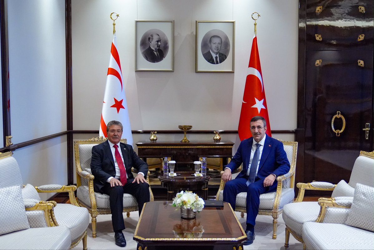 _cevdetyilmaz's tweet photo. Kuzey Kıbrıs Türk Cumhuriyeti Başbakanı Sayın Ünal Üstel ve hükümet ortakları ile Cumhurbaşkanlığı Külliyesi’nde bir araya geldik. 

Görüşmemizde KKTC ile işbirliğimizi kuvvetlendirme yolunda atacağımız adımları ve hayata geçireceğimiz projeleri istişare ettik. 

Kıbrıs Türk halkının refahının artırılmasına katkı sunacak “KKTC'ye Doğalgaz Tedarikine Dair Mutabakat Zaptı" başta olmak üzere, enerjiden bağlantısallığa; dijitalleşmeden eğitime, ulaşımdan sağlığa, her alanda ülkelerimiz arasındaki güçlü iş birliğini daha da ileri taşıyacak projelere imza atmaya devam edeceğiz. 

KKTC’nin dijital egemenliğini tahkim edecek, ekonomik gücünü artıracak ve dünyayla bağlarını kuvvetlendirecek stratejik bir kalkınma hamlesi olan Fiber Projesi üzerindeki gerekli düzenlemeleri içeren ve uygulama çerçevesini güçlendiren Ek Protokol’ü de Sayın Başbakan ile imza altına aldık. 

Anavatan ve Garantör Türkiye, millî davamız Kıbrıs meselesinde üstlendiği tarihî sorumluluk doğrultusunda Kıbrıs Türk halkının daima yanında olacaktır. Birlik ve dayanışma ruhuyla KKTC’nin kalkınması, güçlenmesi ve uluslararası alanda hak ettiği konuma ulaşması için omuz omuza çalışmayı sürdüreceğiz.

Sayın Başbakan’a teşekkür ediyor, bugün imzaladığımız Fiber Projesine ilişkin Ek Protokolün hayırlı olmasını temenni ediyorum.