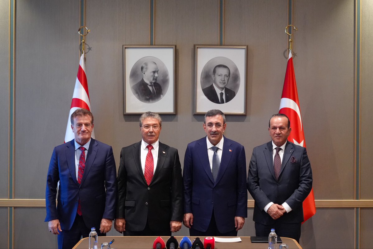 _cevdetyilmaz's tweet photo. Kuzey Kıbrıs Türk Cumhuriyeti Başbakanı Sayın Ünal Üstel ve hükümet ortakları ile Cumhurbaşkanlığı Külliyesi’nde bir araya geldik. 

Görüşmemizde KKTC ile işbirliğimizi kuvvetlendirme yolunda atacağımız adımları ve hayata geçireceğimiz projeleri istişare ettik. 

Kıbrıs Türk halkının refahının artırılmasına katkı sunacak “KKTC'ye Doğalgaz Tedarikine Dair Mutabakat Zaptı" başta olmak üzere, enerjiden bağlantısallığa; dijitalleşmeden eğitime, ulaşımdan sağlığa, her alanda ülkelerimiz arasındaki güçlü iş birliğini daha da ileri taşıyacak projelere imza atmaya devam edeceğiz. 

KKTC’nin dijital egemenliğini tahkim edecek, ekonomik gücünü artıracak ve dünyayla bağlarını kuvvetlendirecek stratejik bir kalkınma hamlesi olan Fiber Projesi üzerindeki gerekli düzenlemeleri içeren ve uygulama çerçevesini güçlendiren Ek Protokol’ü de Sayın Başbakan ile imza altına aldık. 

Anavatan ve Garantör Türkiye, millî davamız Kıbrıs meselesinde üstlendiği tarihî sorumluluk doğrultusunda Kıbrıs Türk halkının daima yanında olacaktır. Birlik ve dayanışma ruhuyla KKTC’nin kalkınması, güçlenmesi ve uluslararası alanda hak ettiği konuma ulaşması için omuz omuza çalışmayı sürdüreceğiz.

Sayın Başbakan’a teşekkür ediyor, bugün imzaladığımız Fiber Projesine ilişkin Ek Protokolün hayırlı olmasını temenni ediyorum.