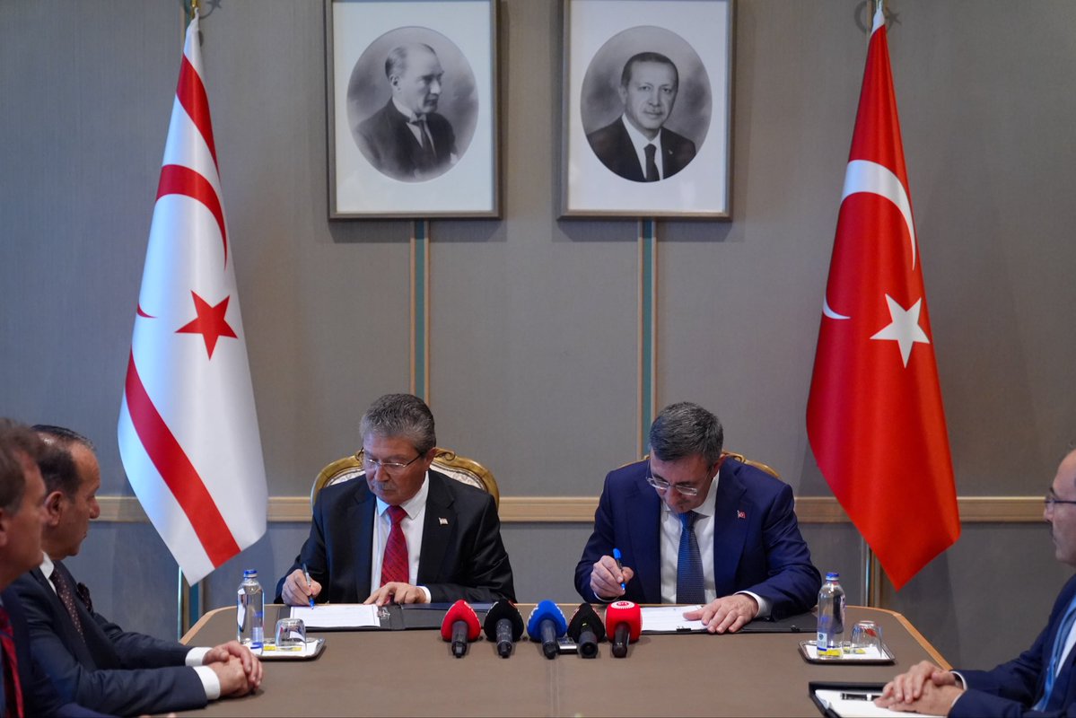 _cevdetyilmaz's tweet photo. Kuzey Kıbrıs Türk Cumhuriyeti Başbakanı Sayın Ünal Üstel ve hükümet ortakları ile Cumhurbaşkanlığı Külliyesi’nde bir araya geldik. 

Görüşmemizde KKTC ile işbirliğimizi kuvvetlendirme yolunda atacağımız adımları ve hayata geçireceğimiz projeleri istişare ettik. 

Kıbrıs Türk halkının refahının artırılmasına katkı sunacak “KKTC'ye Doğalgaz Tedarikine Dair Mutabakat Zaptı" başta olmak üzere, enerjiden bağlantısallığa; dijitalleşmeden eğitime, ulaşımdan sağlığa, her alanda ülkelerimiz arasındaki güçlü iş birliğini daha da ileri taşıyacak projelere imza atmaya devam edeceğiz. 

KKTC’nin dijital egemenliğini tahkim edecek, ekonomik gücünü artıracak ve dünyayla bağlarını kuvvetlendirecek stratejik bir kalkınma hamlesi olan Fiber Projesi üzerindeki gerekli düzenlemeleri içeren ve uygulama çerçevesini güçlendiren Ek Protokol’ü de Sayın Başbakan ile imza altına aldık. 

Anavatan ve Garantör Türkiye, millî davamız Kıbrıs meselesinde üstlendiği tarihî sorumluluk doğrultusunda Kıbrıs Türk halkının daima yanında olacaktır. Birlik ve dayanışma ruhuyla KKTC’nin kalkınması, güçlenmesi ve uluslararası alanda hak ettiği konuma ulaşması için omuz omuza çalışmayı sürdüreceğiz.

Sayın Başbakan’a teşekkür ediyor, bugün imzaladığımız Fiber Projesine ilişkin Ek Protokolün hayırlı olmasını temenni ediyorum.