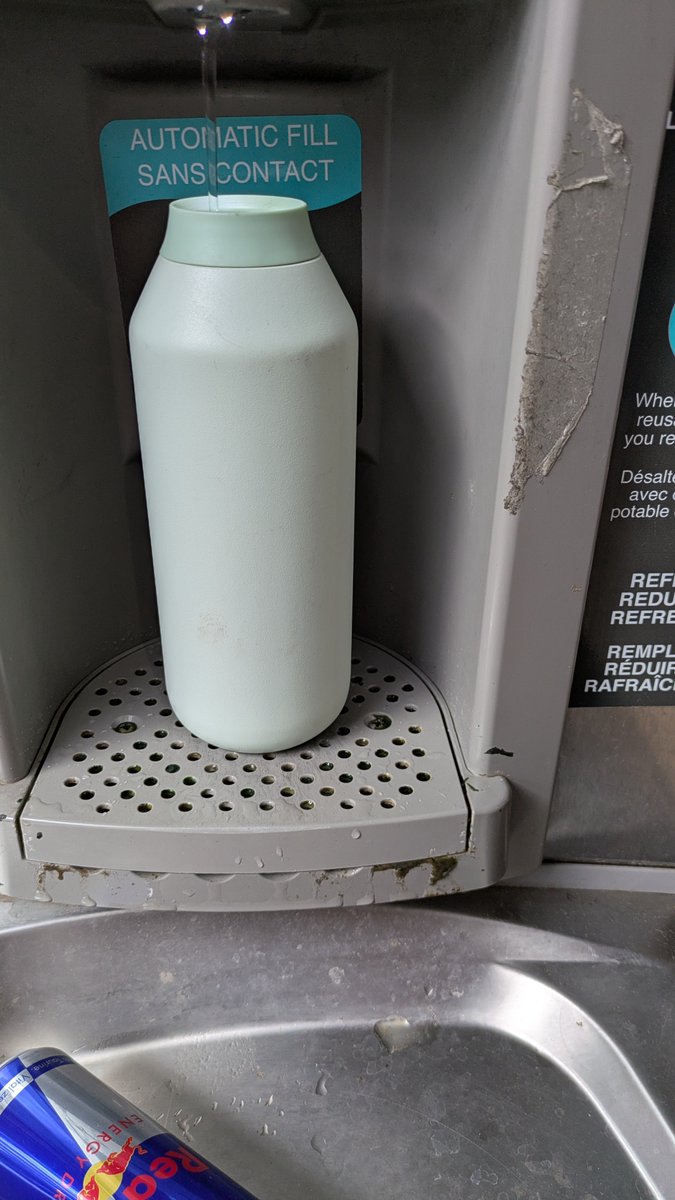 nomoflolitter's tweet photo. Hi @ScotRail, the water fountains at Glasgow Central and Edinburgh Waverley are absolutely disgusting 🤮 Can they please be cleaned regularly? https://t.co/E24GGtk59h