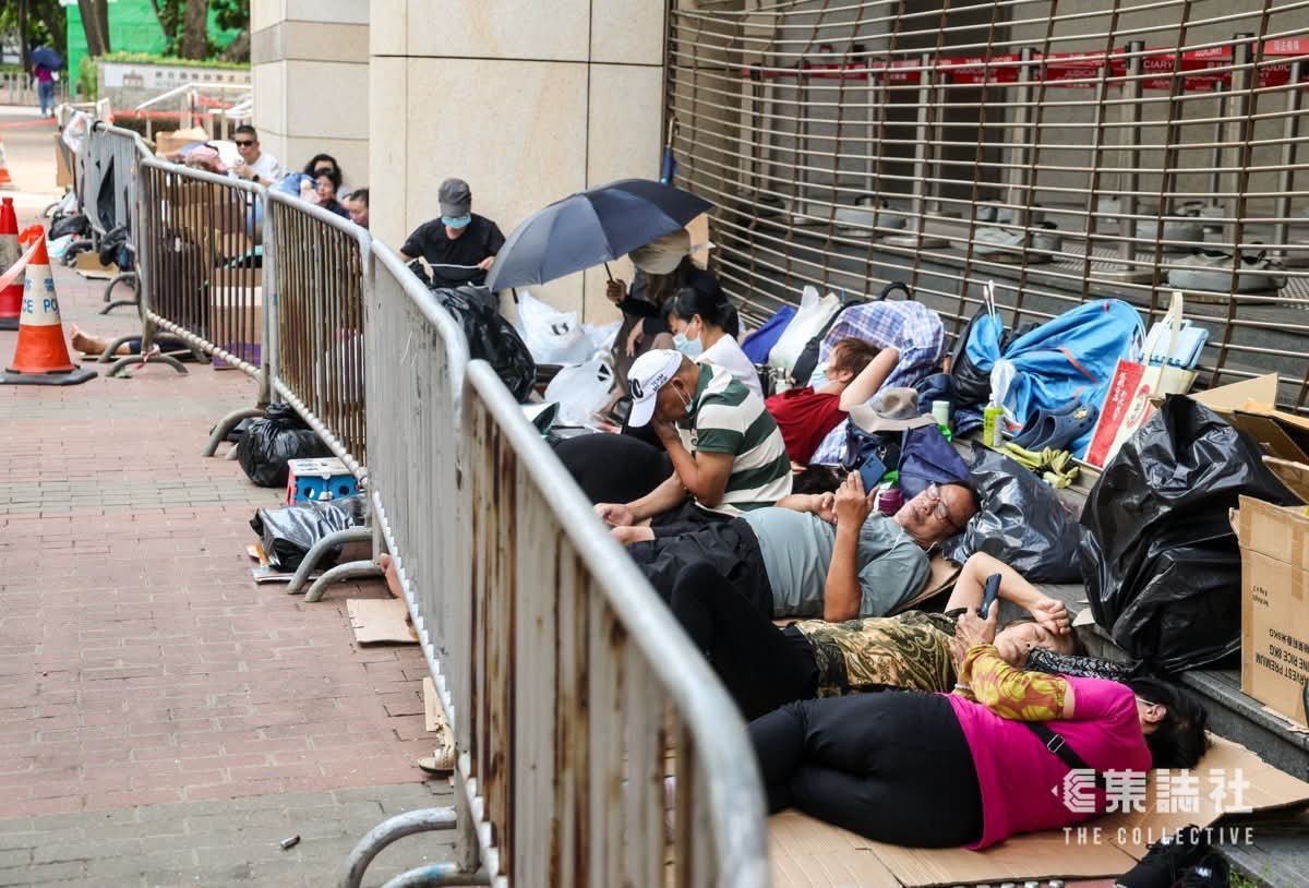 RazvenHK's tweet photo. In an exchange with journalists from The Collective, a "queuing gang" member told the press in Mandarin that they'll be paid several thousand dollars for lining up outside court house, confirming previous allegations that they are organised and paid to occupy seats in the court. https://t.co/0JHppGmXNM