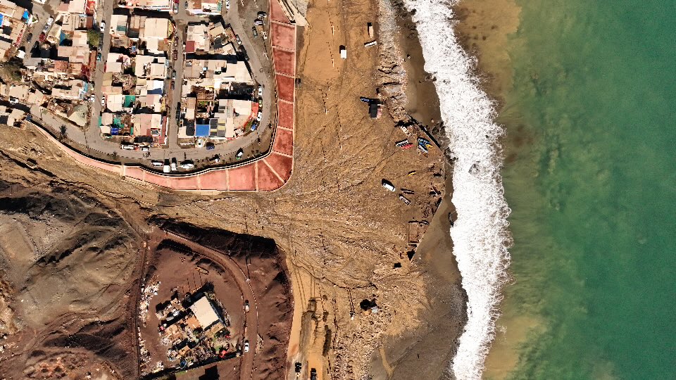 ARSANCHEZFOTO's tweet photo. Así amanecieron Coloso y Roca Roja tras el aluvión de ayer. El paso del agua dejó una huella evidente en el borde costero de Antofagasta. Estas imágenes muestran parte de su impacto.

#Antofagasta #Coloso #RocaRoja https://t.co/LzPyT4RCTk