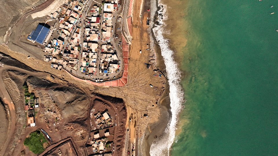 ARSANCHEZFOTO's tweet photo. Así amanecieron Coloso y Roca Roja tras el aluvión de ayer. El paso del agua dejó una huella evidente en el borde costero de Antofagasta. Estas imágenes muestran parte de su impacto.

#Antofagasta #Coloso #RocaRoja https://t.co/LzPyT4RCTk