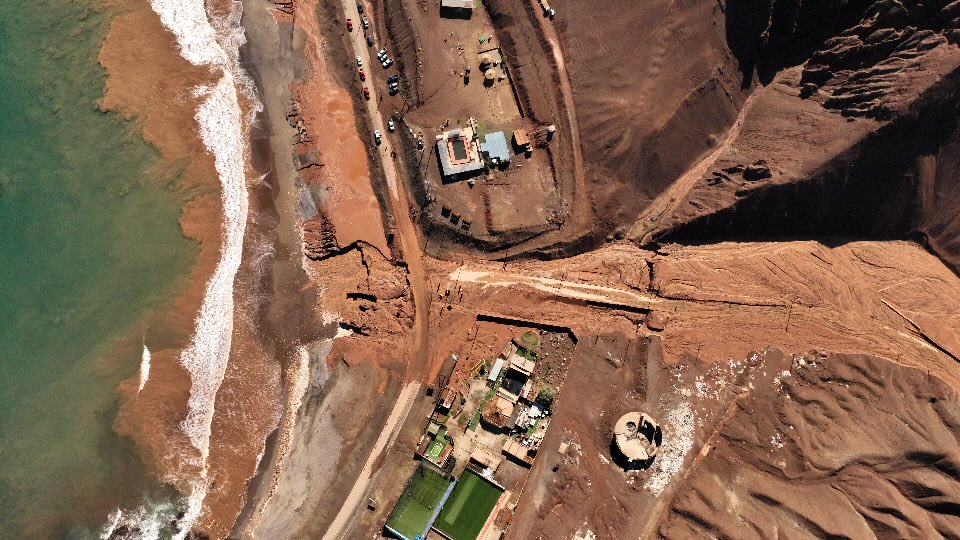 ARSANCHEZFOTO's tweet photo. Así amanecieron Coloso y Roca Roja tras el aluvión de ayer. El paso del agua dejó una huella evidente en el borde costero de Antofagasta. Estas imágenes muestran parte de su impacto.

#Antofagasta #Coloso #RocaRoja https://t.co/LzPyT4RCTk