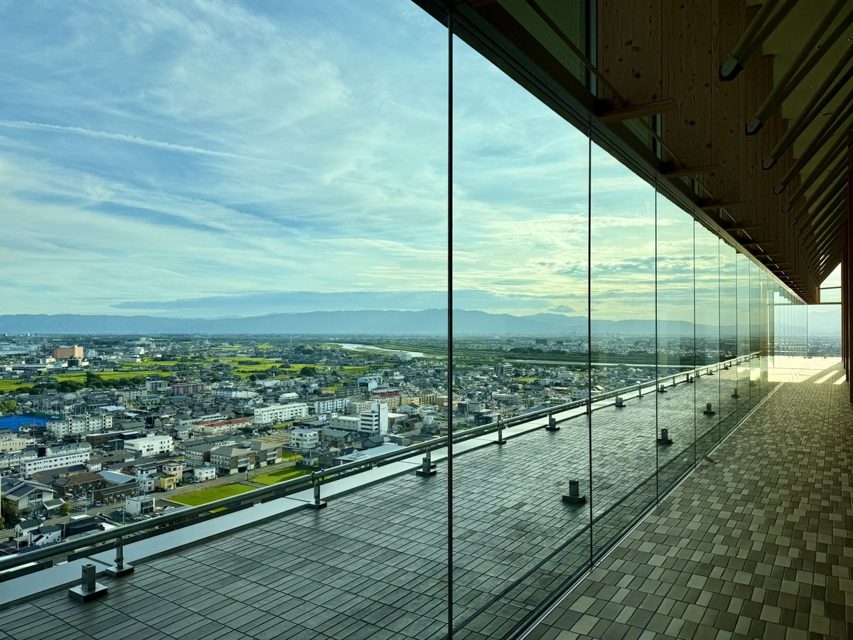 Lab_coat313's tweet photo. 「VIVANT」で一躍脚光を浴びる岐阜県庁。

20階の展望台は地上90メートルながら周囲に視界を遮る高い建物が一切なく、濃尾平野から山々まで見渡せる圧巻の絶景スポットです。

しかも驚くべきことに、これだけの眺望を楽しめて"入場料は無料"！

岐阜県庁太っ腹すぎる...！！ https://t.co/CS3IzUdHAY