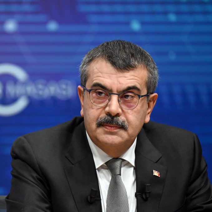 bpthaber's tweet photo. Milli Eğitim Bakanı Yusuf Tekin: (Görevden uzaklaştırılan trans öğretmen hk.)   

“Öğretmenlik mesleğine ilişkin değerlendirmeler, kişilerin özel hayatı üzerinden yapılmaz. 

Hukuken tesis edilmiş kimlik veya kayıt değişiklikleri, tek başına öğretmenlik mesleğini yürütmeye engel değildir.

Ayrımcılığın önlenmesi ve öğrencilerin güvenli, saygılı bir eğitim ortamında bulunması Bakanlığımızın temel politika alanları arasındadır.”