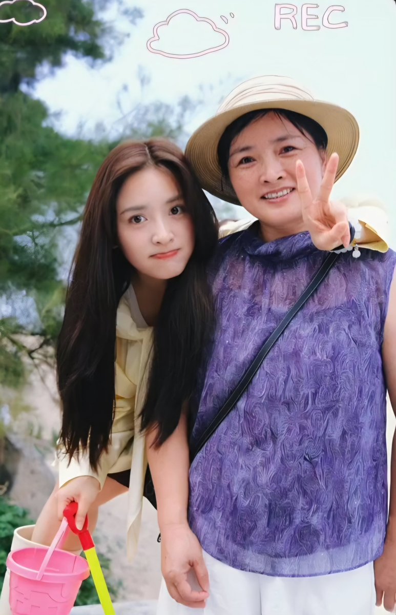 ShenYue_TH's tweet photo. ShenYue &amp; Mommy
เสิ่นเยว่ &amp; มาม๊า 👩‍👧💕

#ShenYue #เสิ่นเยว่ #沈月 #Vlog https://t.co/7LUW0wriVo