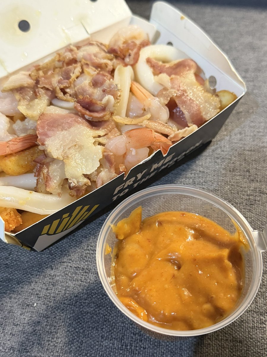NNamu38's tweet photo. ไม่อ้วนได้หรอ กินอ้วนทอดตอนสามทุ่ม #fatfries ได้เยอะสมกับที่เขาบอกจริงๆ นี่ไซส์ S นะเนี่ย🤩✨🥓🍟 https://t.co/OpBRcPPOId