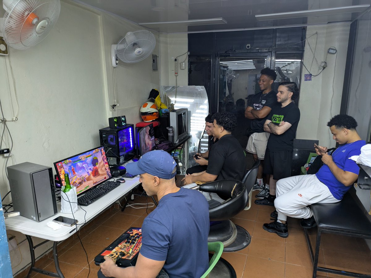 Ryo151's tweet photo. Buenos Dias. ☀

昨日はSantiagoのDojoへお邪魔してきました。
床屋さんの一部を間借りしてスペース作ってましたが対戦はめっちゃ盛ってました👏

Diablo. 😈 https://t.co/Qyx69svGc0