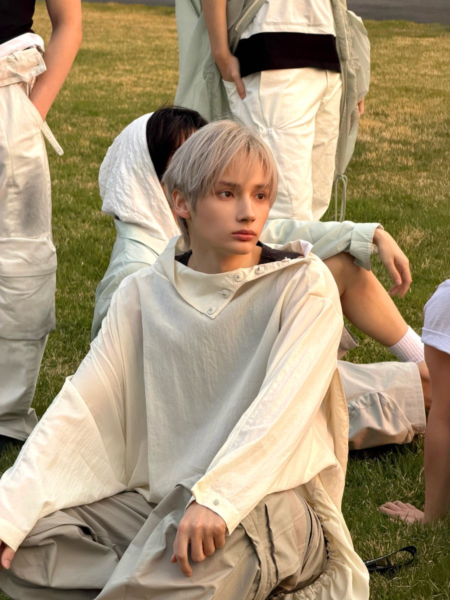 txtpopbase's tweet photo. HUENINGKAI goes viral again with his amazing face card. https://t.co/TIRA3zVMJD