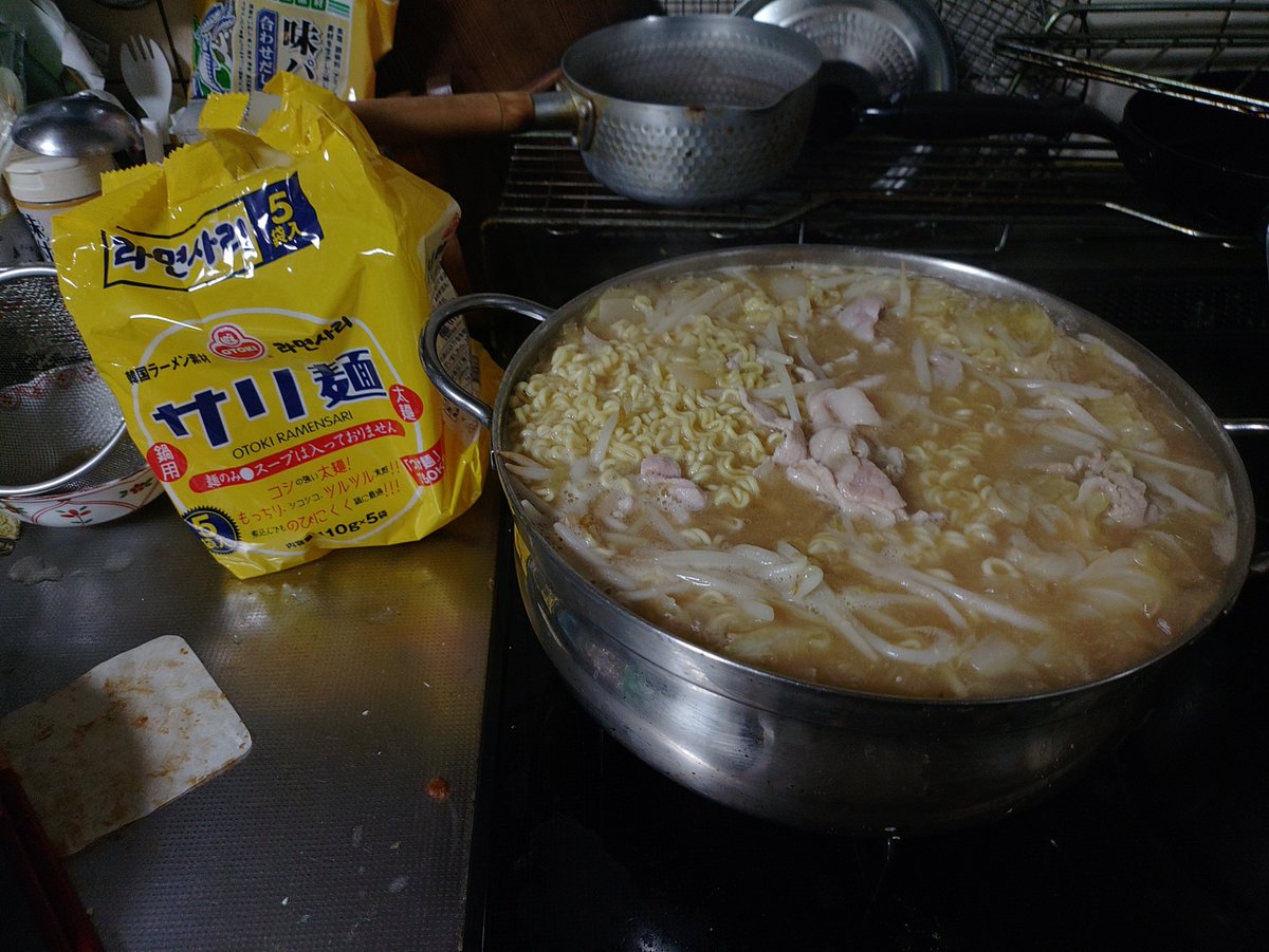 higesaru23's tweet photo. 今夜は味噌ラーメン鍋。
味噌汁＋鶏ガラスープの素でラーメンっぽく。具材は何でもあり。キャベツ､もやし､玉ねぎ、豚肉。後でワカメと薄揚げも入れよう！ https://t.co/u8sxLh7IRU