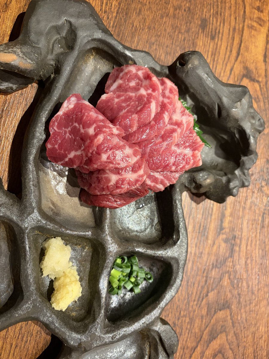 rokokomania's tweet photo. 熊本メシを満喫！
馬刺しも鶏肉も美味し！ https://t.co/QxhRe35NnD
